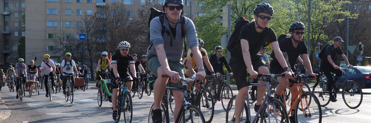 Pyöräilijöitä Helsingissä
