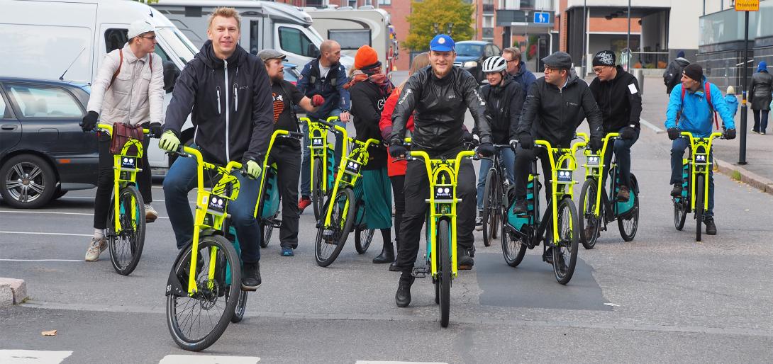 Pyöräilykuntien verkoston jäsenistöä testaamassa Lahden kaupunkipyöriä