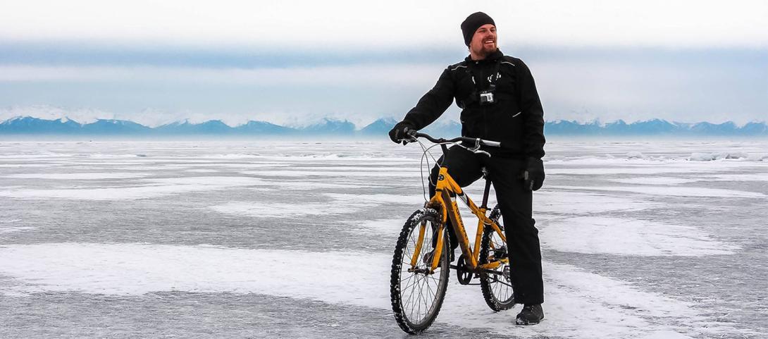 Pyöräilijä Baikaljärven jäällä. 