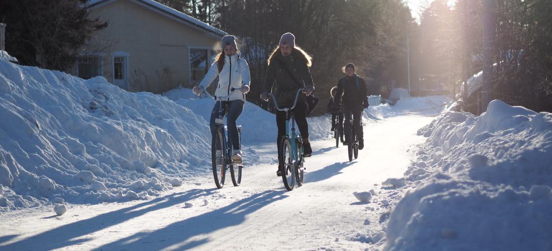 Pyöräilijöitä Oulussa kevätsäässä. 